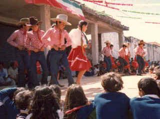 Fiesta Dancing Villamar 3.jpg (40333 bytes)