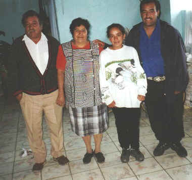 Juan Jesucita & parents.jpg (60269 bytes)