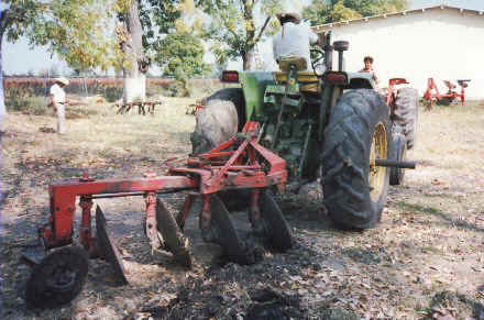 Salva & Rafael Vargas Jesus Prado Samuel Godoy & tractor.jpg (40623 bytes)