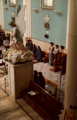 Women in Church San Juan Nuevo.jpg (30652 bytes)